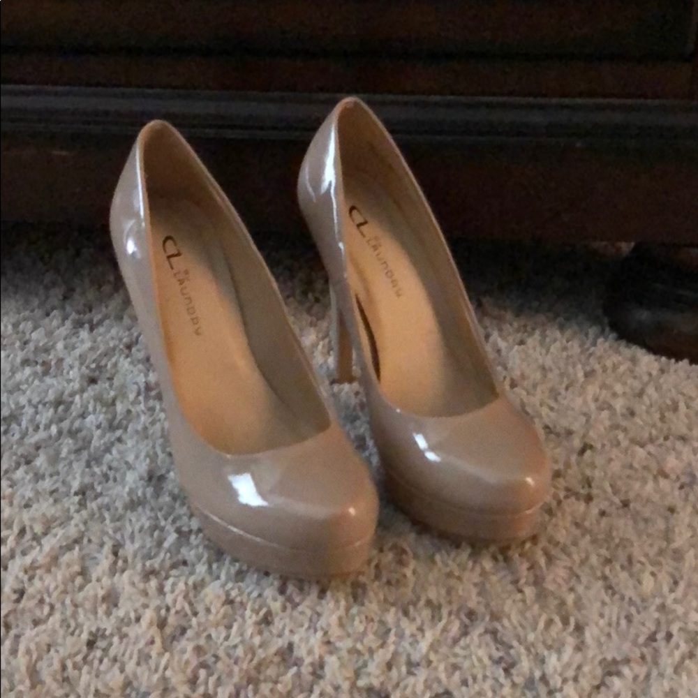 Neutral heels. - Picture 2 of 3